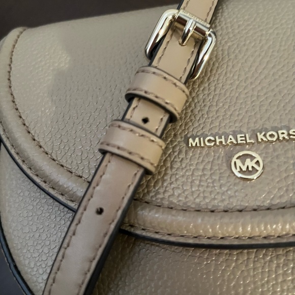 COPY - Michael Kors crossbody bag. Taupe with chain details on strap. - Picture 4 of 9